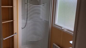 Een douche, handdoeken, toiletpapier