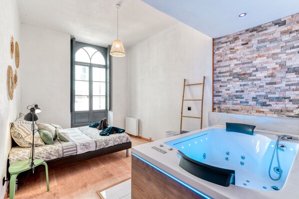 1 bedroom, desk, iron/ironing board, free WiFi