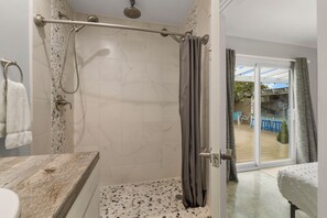 Shower, hair dryer, towels, soap - Private Heated Pool Tiki Bar Oasis  Walk to Beach (Panama City Beach)