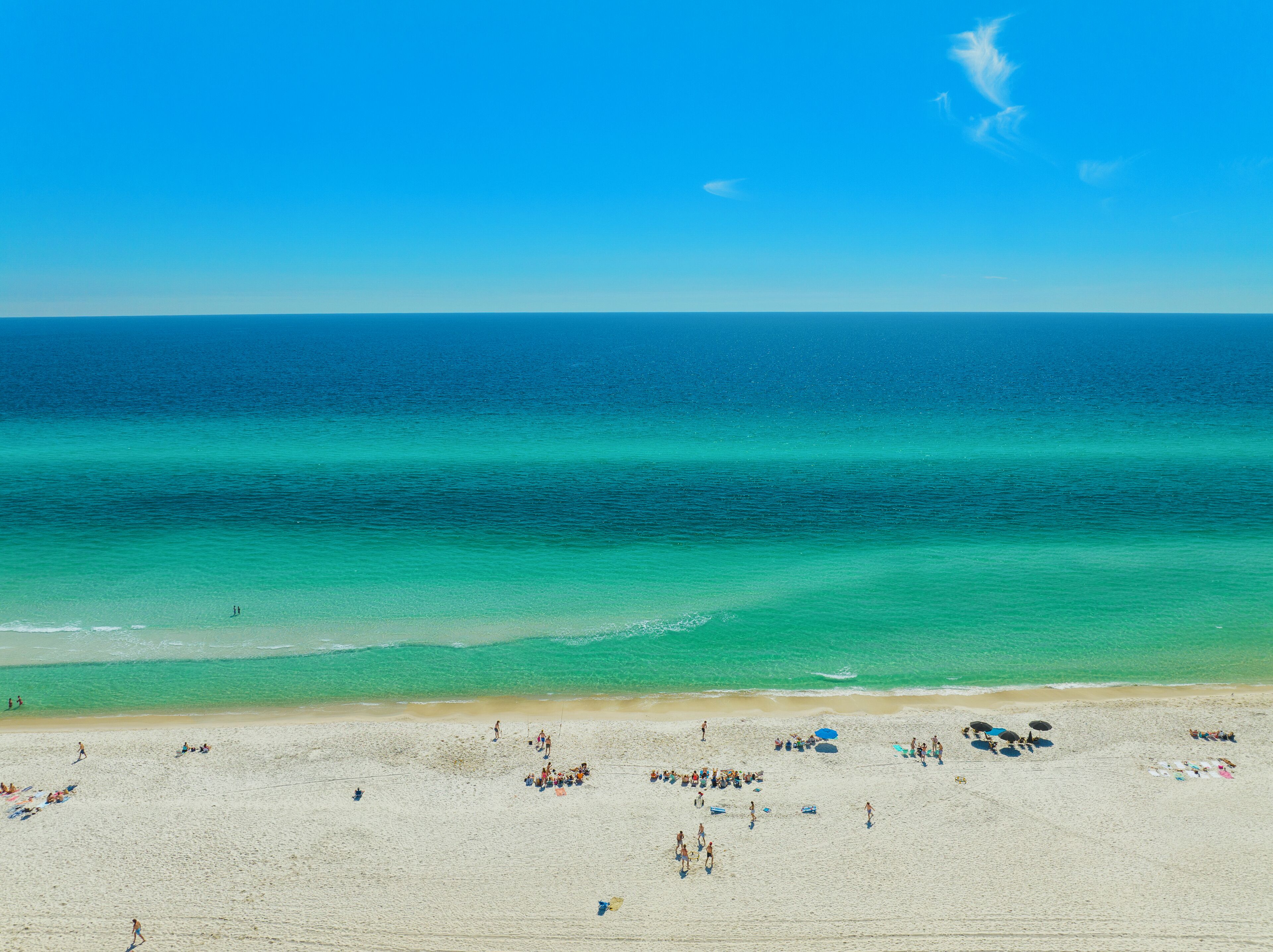 Perto da praia, espreguiçadeiras, toalhas de praia 