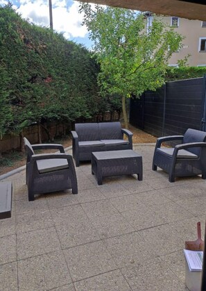 Terrace/patio - Gîte with exterior (Saint-Côme-d'Olt)