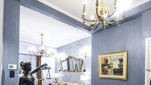 Ruokailutila, jossa on marmoripöytä, tuolit ja kattokruunu.