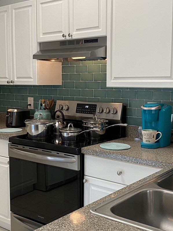 Kühlschrank, Mikrowelle, Ofen, Herdplatte