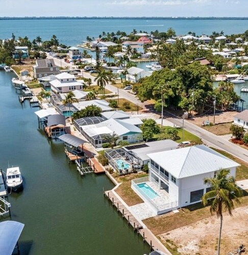 PERFECT FAMILY GETAWAY -  3 Bedroom / 2 ½  Bath w/ 60' Boat Dock & Private Pool