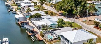 PERFECT FAMILY GETAWAY -  3 Bedroom / 2 ½  Bath w/ 60' Boat Dock & Private Pool