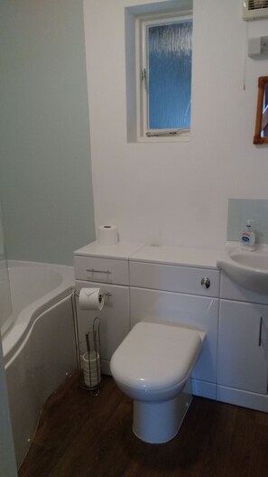 Ensemble douche/baignoire, sèche-cheveux, serviettes fournies