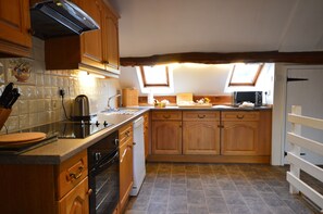 Fridge, microwave, oven, stovetop - Haywain Cottage - sleeps 3 guests  in 2 bedrooms (Cradley)
