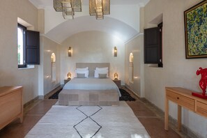 5 chambres, coffres-forts dans les chambres, lit parapluie