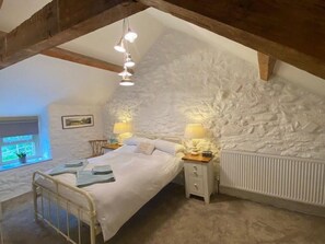 Cottage | 3 bedrooms, iron/ironing board, free WiFi, bed sheets - Idlewild Animal Sanctuary Farmhouse Stay - Charity (Conwy)
