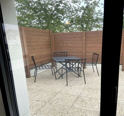 Recent quiet studio, 20 'from Paris