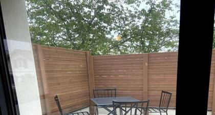 Recent quiet studio, 20 'from Paris