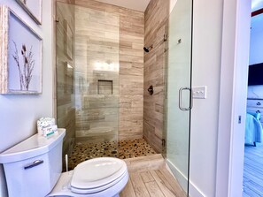 Combined shower/tub, hair dryer, towels, shampoo - Bay side home in a lovely, gated community, beach gear, pools, hot tub! (Port Saint Joe)