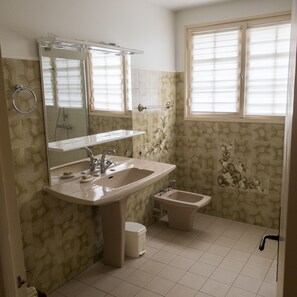 Shower, hair dryer, bidet, towels - Family home with the ocean at the end of the garden. (Ambon)
