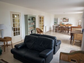 TV, caminetto, libri, impianto stereo