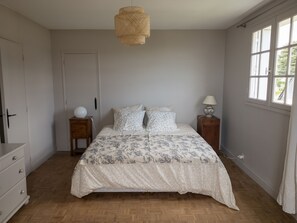 4 bedrooms, travel cot, free WiFi, bed sheets - Family home with the ocean at the end of the garden. (Ambon)