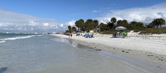 GULFER'S PARADISE Modern 1st Floor Condo, Golf & Water View, 5min to StPeteBeach