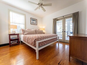 3 habitaciones, escritorio y tabla de planchar con plancha 