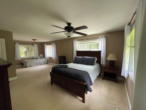 3 habitaciones, escritorio, tabla de planchar con plancha y wifi gratis