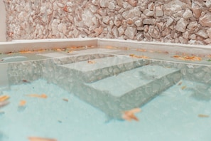 2 outdoor pools