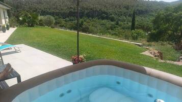 Outdoor spa tub