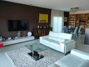 TV, DVD player, books, stereo