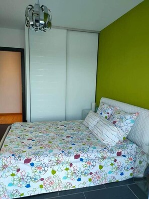 4 bedrooms, iron/ironing board, free WiFi, bed sheets