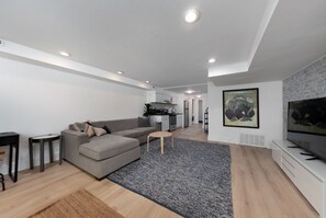 Smart TV - Charming 1 bedroom apartment in historic Capitol Hill (Washington)