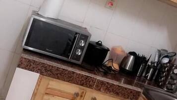 Apartemen Basic | Dapur pribadi | Lemari es kecil dan microwave