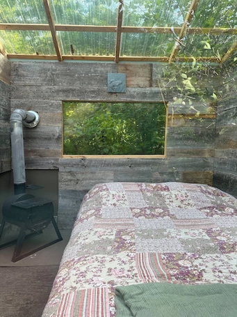 1 bedroom. Camping at the Ice-Shack