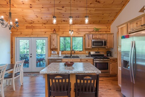 Riversong Cabin! Cozy Black Mountain Retreat