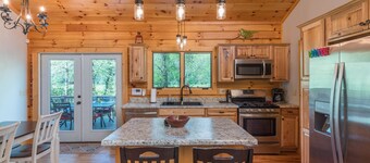 Riversong Cabin! Cozy Black Mountain Retreat