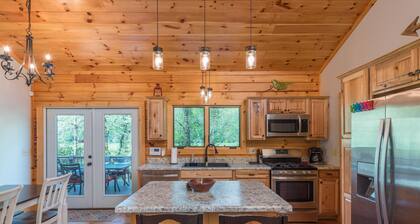 Riversong Cabin! Cozy Black Mountain Retreat