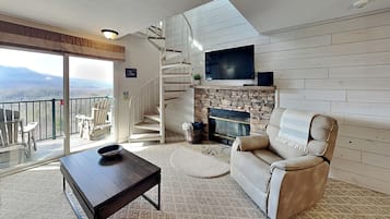 Kondominium, Beberapa Tempat Tidur, balkon, pemandangan gunung (#E306 - No Pets Allowed) | Area keluarga | Televisi layar datar 40-inci dengan saluran TV kabel, TV, dan perapian
