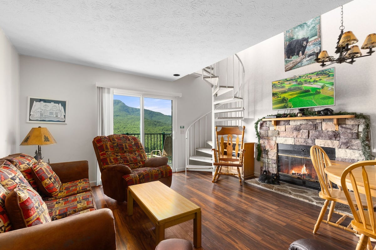 Condo, varias camas, balcón, vista a la montaña (#C301 - No Pets Allowed) | Área de sala de estar | Televisión de pantalla plana de 40 pulgadas con canales por cable