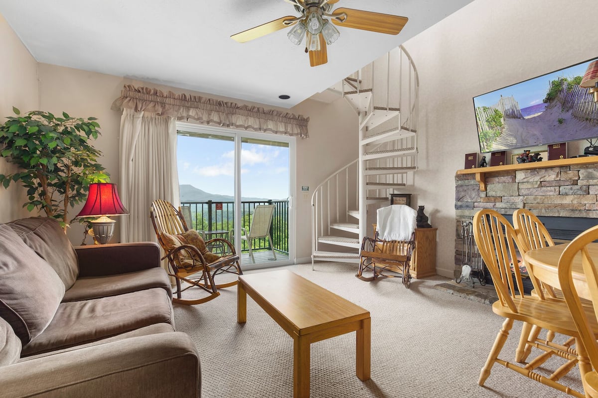 Condo, varias camas, hidromasaje, vista a la montaña (#D301 - No Pets Allowed) | Área de sala de estar | Televisión de pantalla plana de 40 pulgadas con canales por cable
