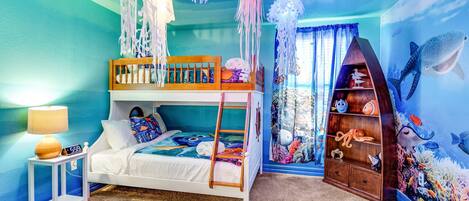 8 Schlafzimmer, Schreibtisch, Bügeleisen/Bügelbrett, Reisekinderbett