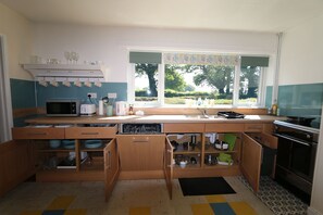Casa de campo, 3 quartos | Cozinha privada | Geladeira, micro-ondas, fogão, lava-louças