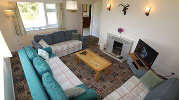 Småhus, 3 soverom | Oppholdsområde | En 32-tommers LCD-TV med kabel-kanaler