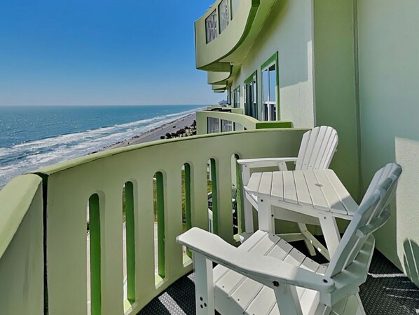 Condo (2 Bedrooms) | Front of property