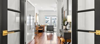 Waterfront, Sunset Views! Historic Dwtn-King Bed-Luxury with Free Parking! 