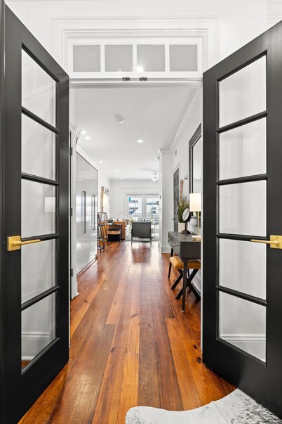 Waterfront, Sunset Views! Historic Dwtn-King Bed-Luxury with Free Parking! 