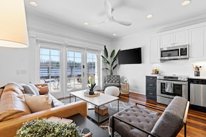 Smart TV - Waterfront, Sunset Views! Historic Dwtn-King Bed-Luxury with Free Parking! (Wilmington)