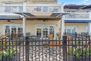 Exterior - Waterfront, Sunset Views! Historic Dwtn-King Bed-Luxury with Free Parking! (Wilmington)