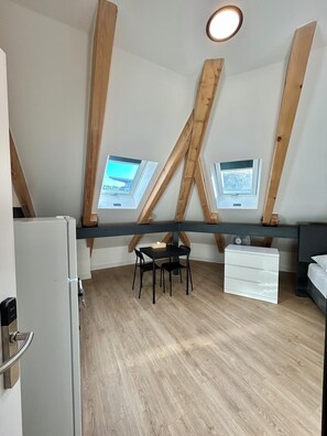 1 quarto, cofres nos quartos, cortinas blackout, quartos à prova de som