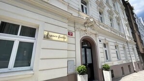 Un edificio con un cartel que dice "Figaro Suites" y el número "868".