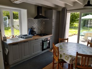 Réfrigérateur, four à micro-ondes, un four, cafetière-théière