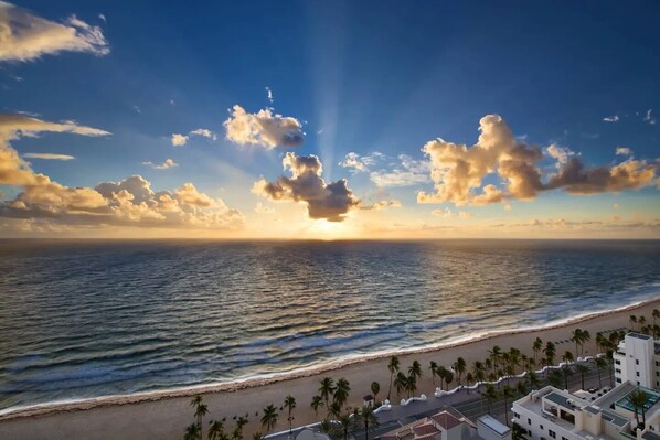 Beach - Marriott's Beachplace Towers - Luxury 1BR, kitchen.  Beachfront (Fort Lauderdale)