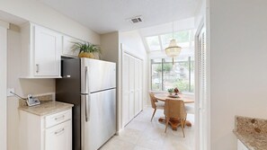 Refrigerador, microondas, cafetera y tetera y tostadora 