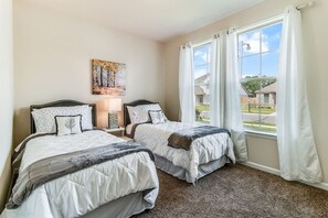 4 bedrooms, desk, iron/ironing board, WiFi