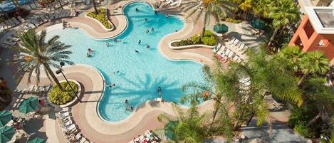 Een binnenzwembad en een buitenzwembad